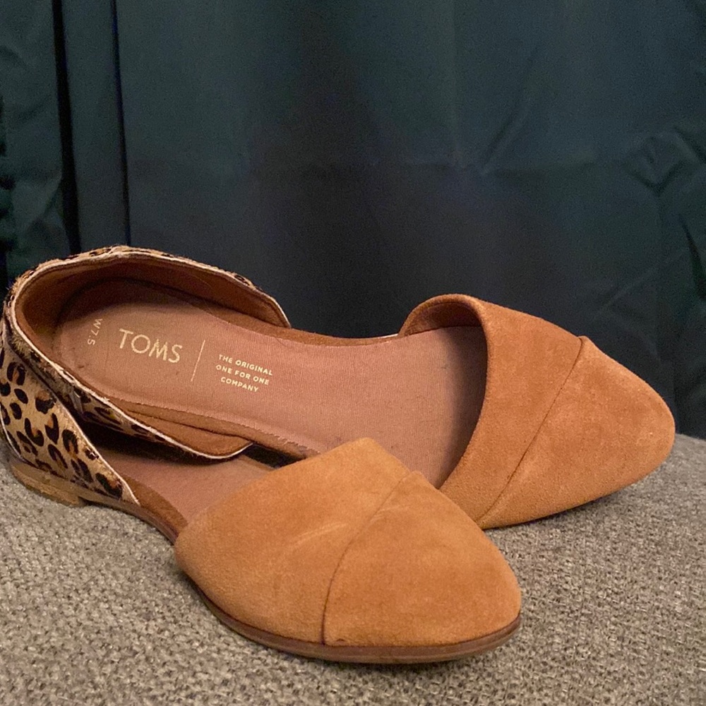 Tom’s flat shoes.Caramel colored and cheetah print. Like new!Only worn 3x’s